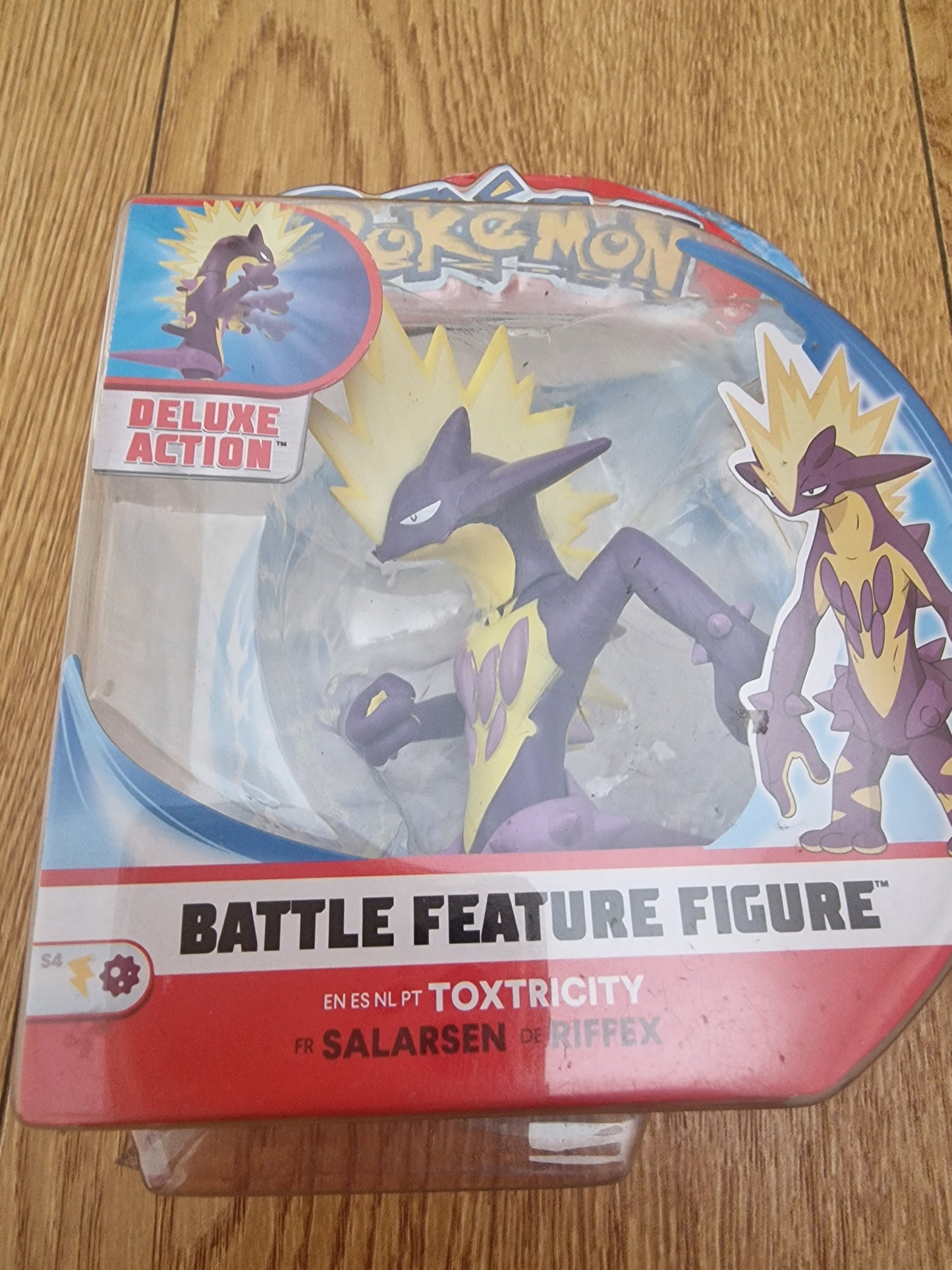 Pokémon Toxtricity Battle Feature Deluxe Action Figure