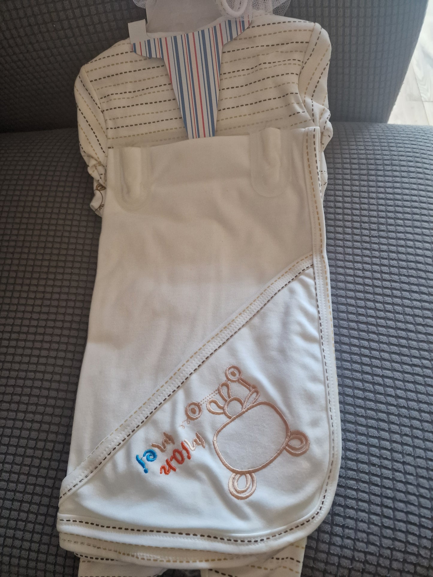 Juniors "Little Bear" 10-Piece Essential Newborn Gift Set - Neutral