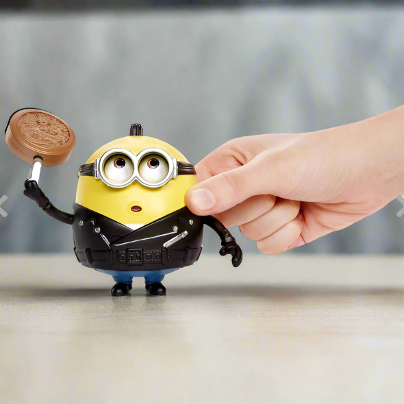 Minions: The Rise of Gru – Stone Tossing Otto Action Figure