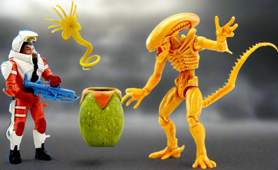 Alien Collection Xenomorph Swarm Planetary Attack Gold Alien Action Figure Set