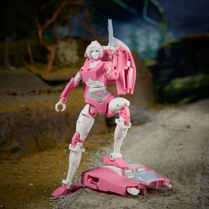 Arcee Transformers War For Cybertron Earthrise Deluxe Collectible Action Figure